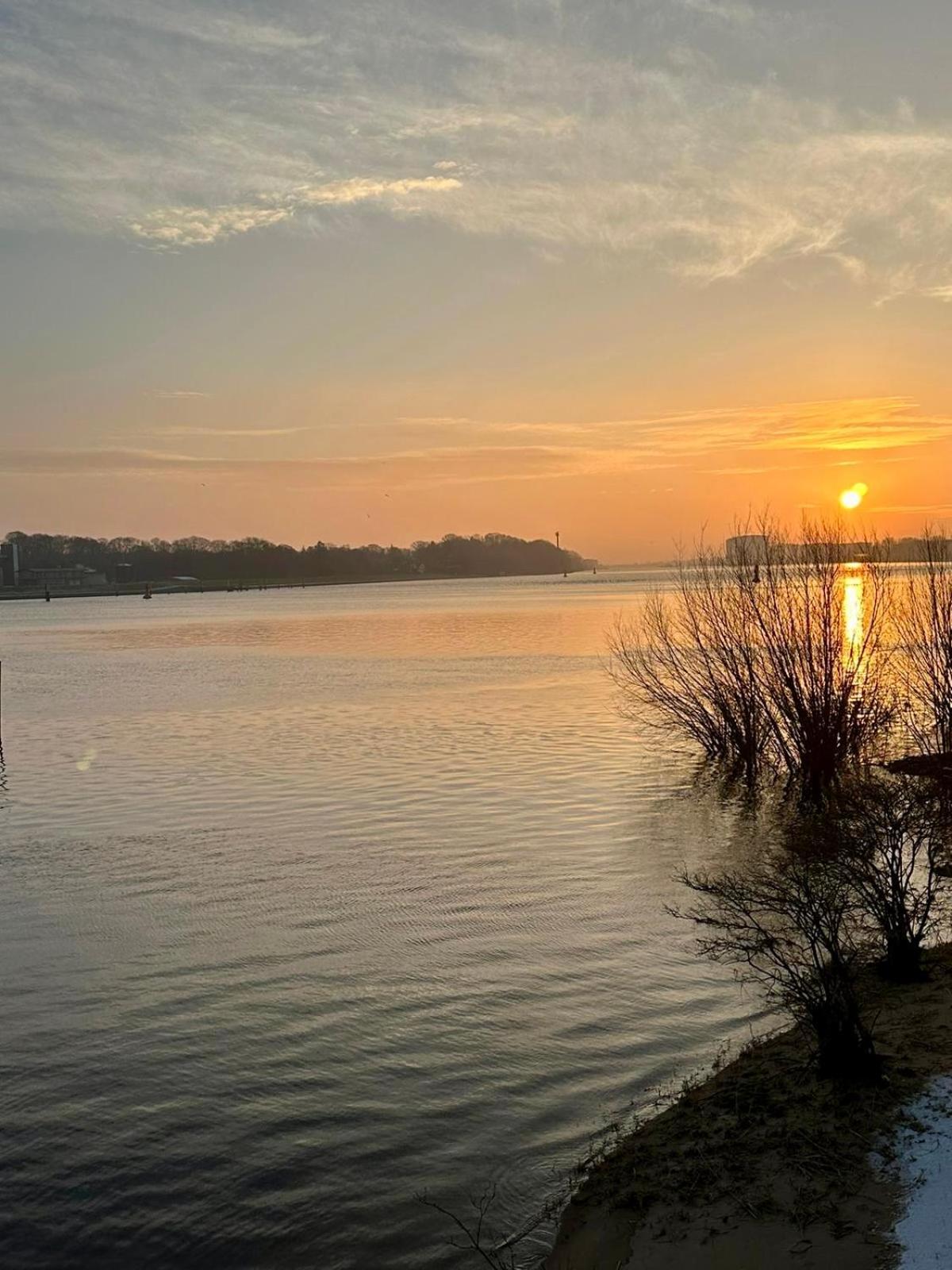 Gaestehaus Weserblick Am Weser-Sandstrand Berne Eksteriør billede