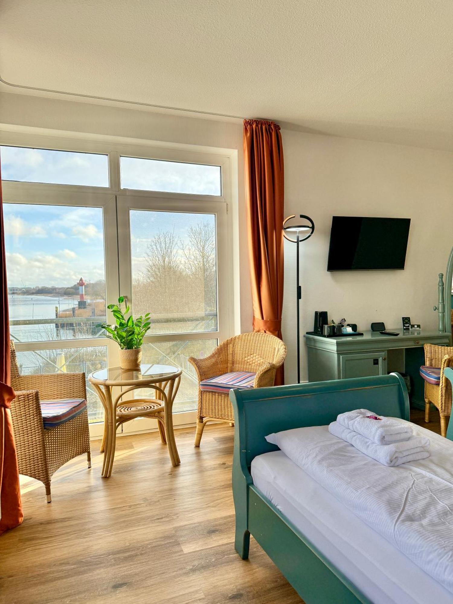 Gaestehaus Weserblick Am Weser-Sandstrand Berne Eksteriør billede