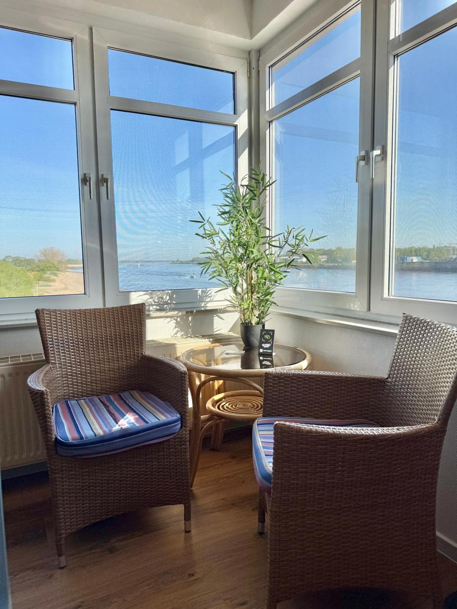 Gaestehaus Weserblick Am Weser-Sandstrand Berne Eksteriør billede